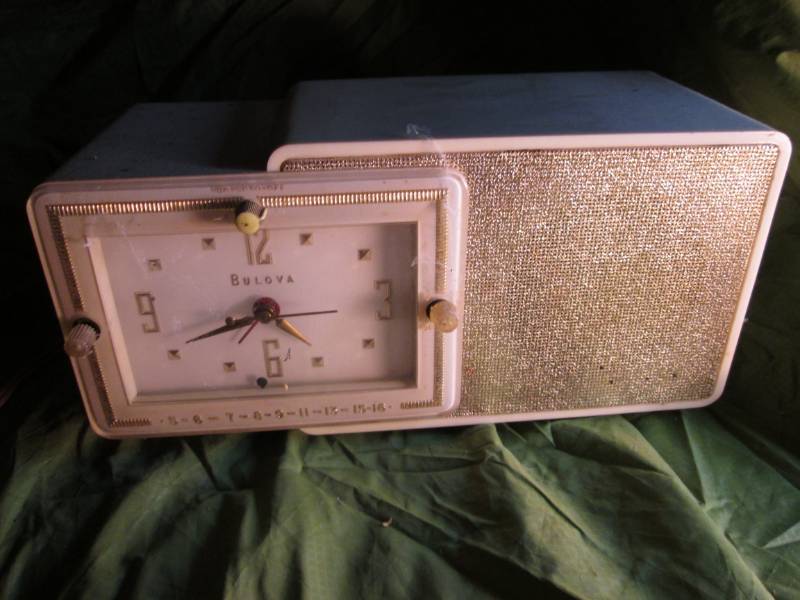 lot 137 image: Bulova model 100 Vintage Tube Radio...