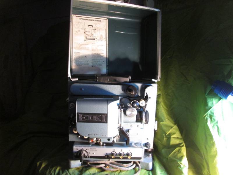 lot 140 image: EIKI Model RT-0 movie projector...