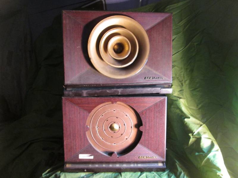 lot 142 image: 2 RCA Victo radios...