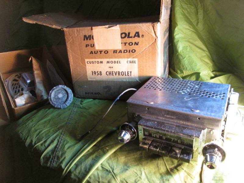 lot 153 image: Motorola Custom 1958 Chevrolet radi...