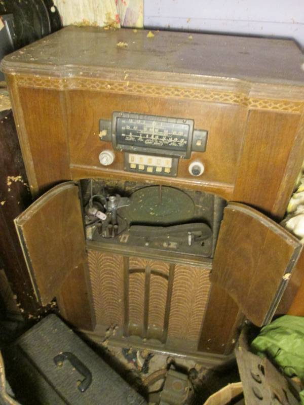 lot 15 image: Zenith standard broadcast Vintage T...