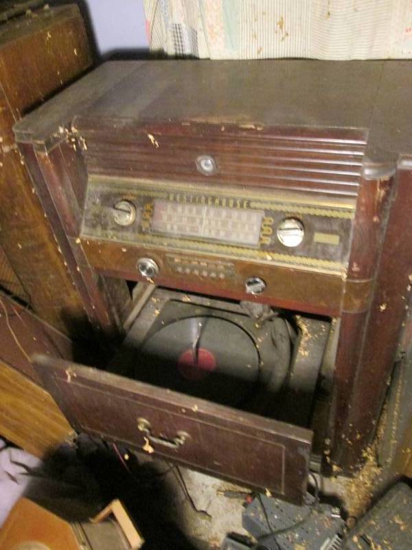 lot 14 image: Westinghouse Vintage Tube Radio...