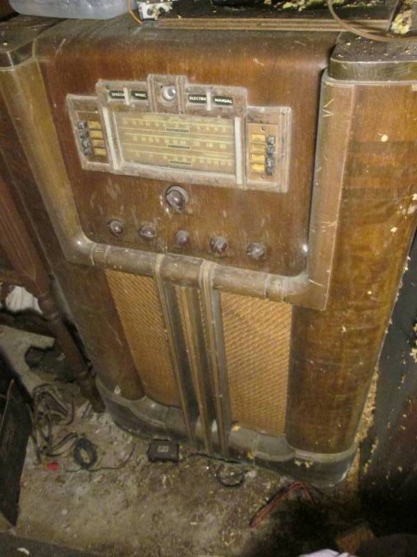lot 13 image: RCA Victor Vintage Tube Radio...