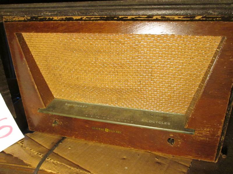 lot 12 image: General Electric Vintage Tube Radio...