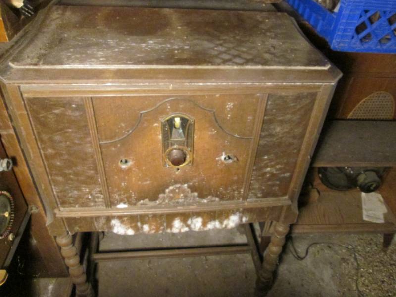 lot 10 image: Philco Vintage Tube Radio...