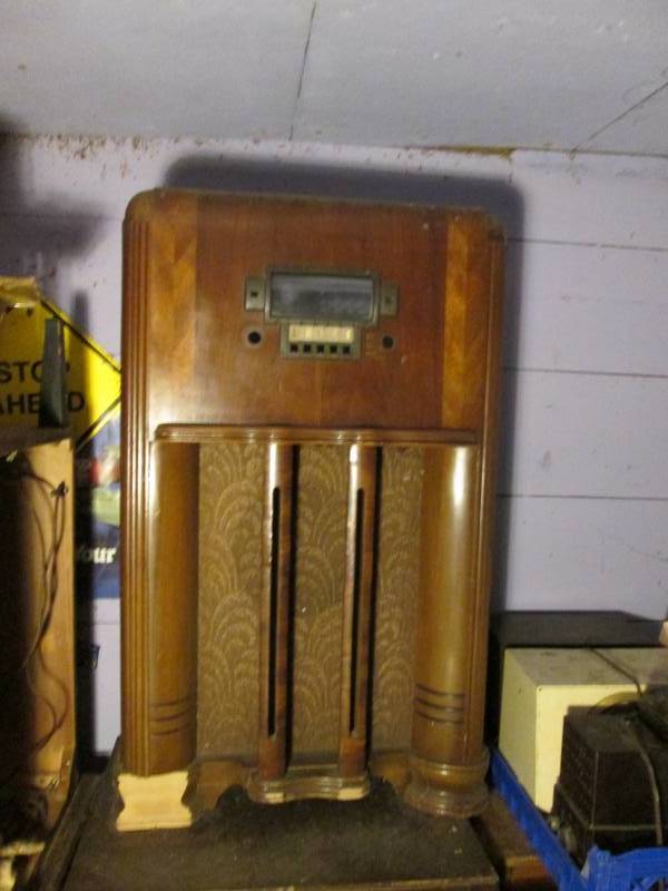 lot 9 image: Console radio case, box only...