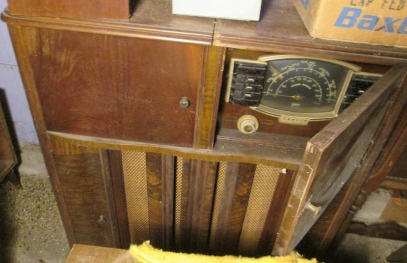 lot 8 image: Zenith Vintage Tube Radio...