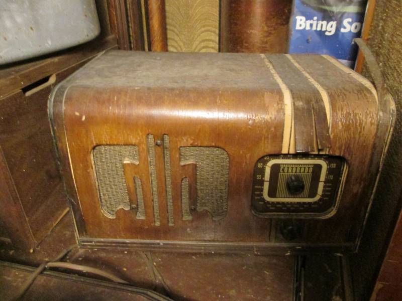 lot 7 image: Coronado Vintage Tube Radio ...