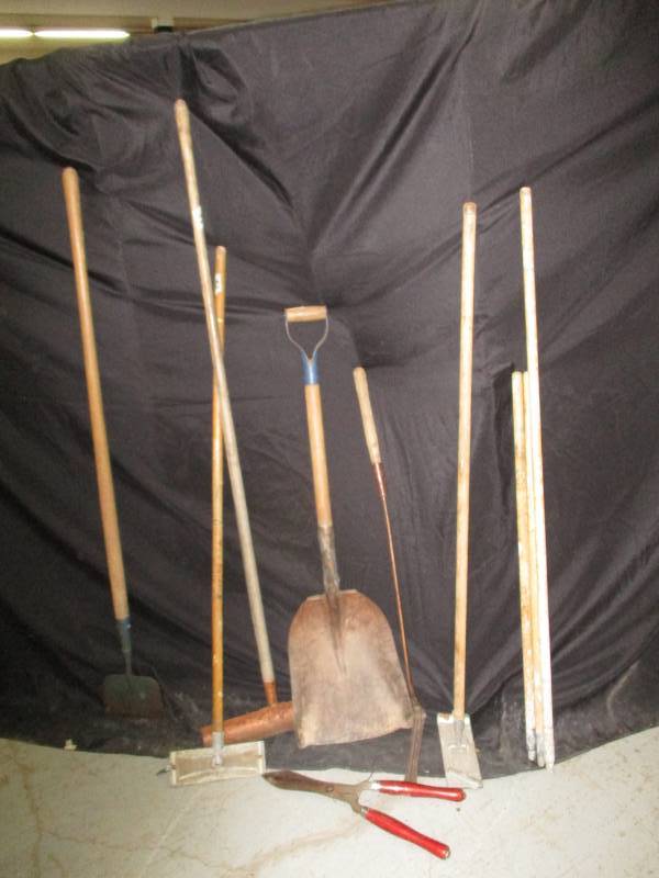 lot 4 image: Various gardening tools