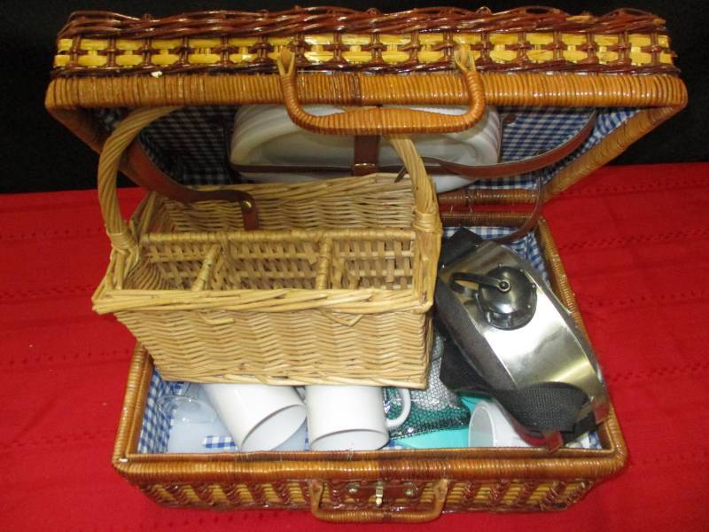 lot 10 image: Picnic case & basket with plastic dishware