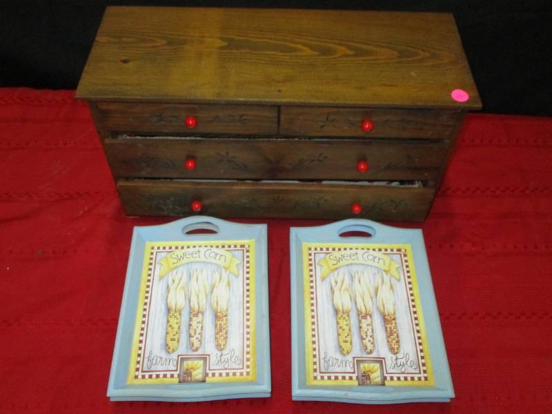 lot 19 image: Little Jewelry Box organizer mini like dresser and Sweetcorn Trays