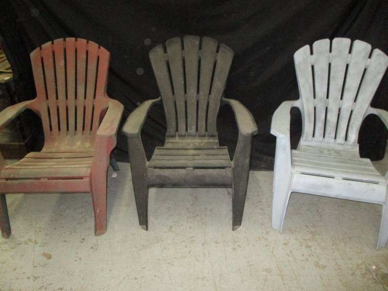 lot 41 image: 3 Plastic chairs stackable