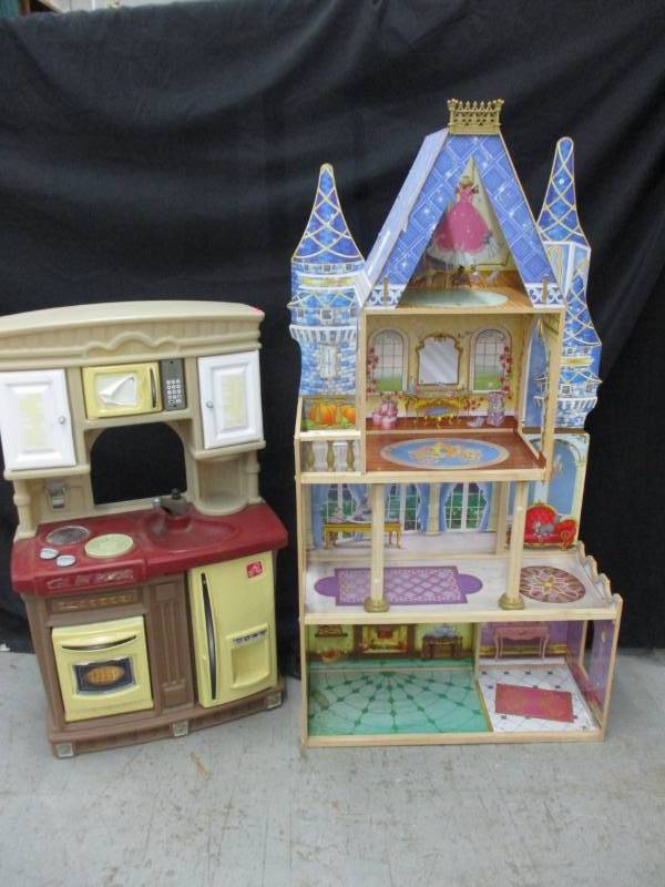 lot 42 image: 4 12 foot doll house and kitchem center