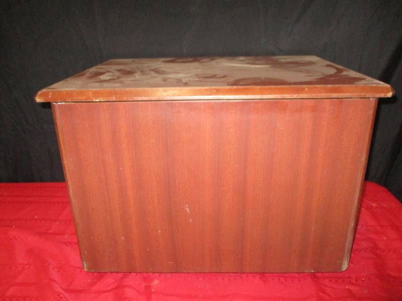 lot 46 image: Small chest with wheels