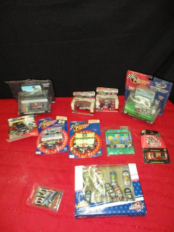 lot 53 image: Small collectable toy cars