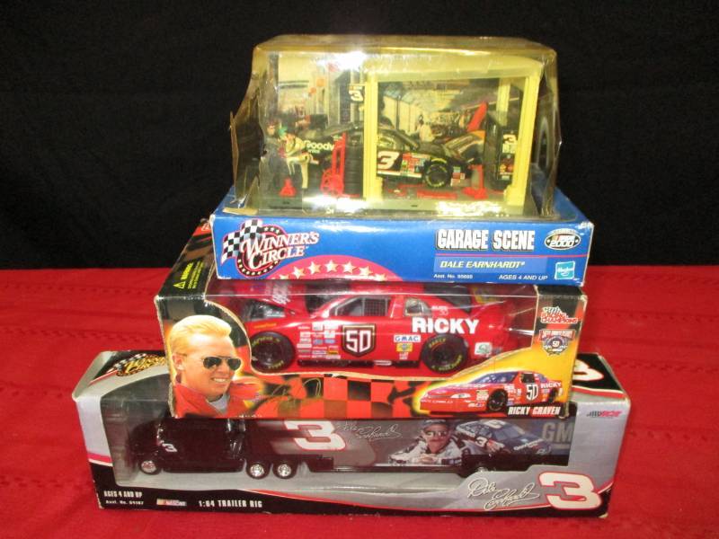 lot 54 image: Small collectable toy cars