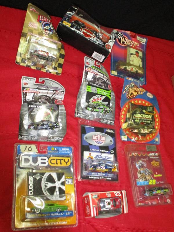 lot 55 image: Small collectable toy cars
