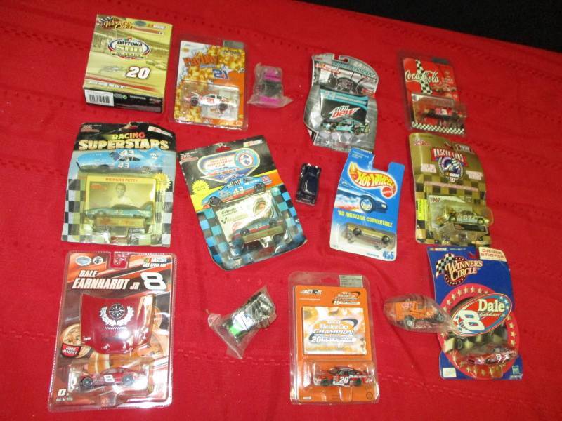 lot 56 image: Small collectable toy cars