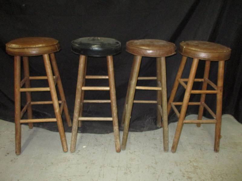 lot 65 image: 4 Stools