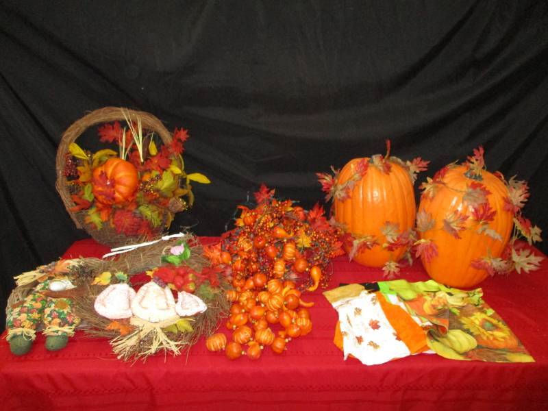 lot 78 image: Festive outdoor decorations