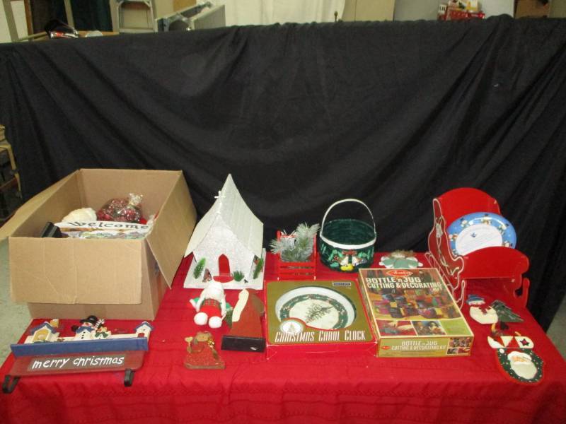 lot 87 image: Assortment of Christmas decorations