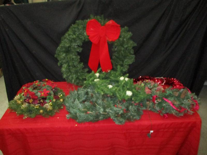 lot 91 image: Various hung christmas decorations