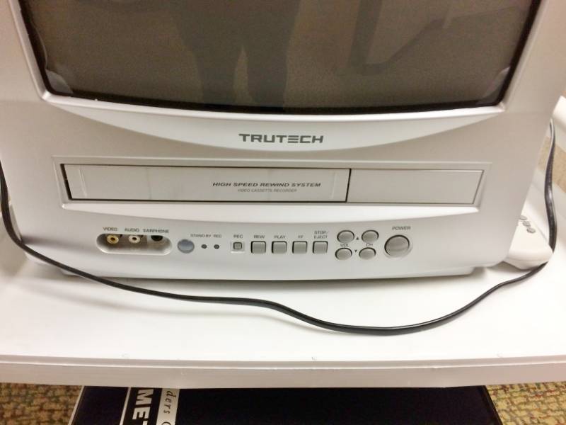 lot 2 image: TRUTECH DW13CTT PORTABLE COLOR TVVCR COMBO
