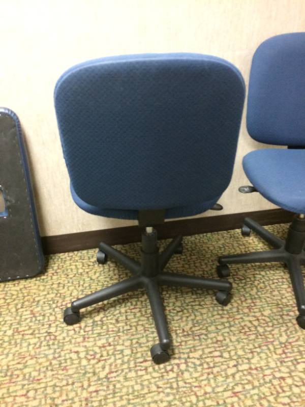 lot 78 image: GLOBAL IND SWIVEL CHAIR ADJUSTABLE CUSHIONED FABRIC OFFICE CHAIR ERGOWOOD 2