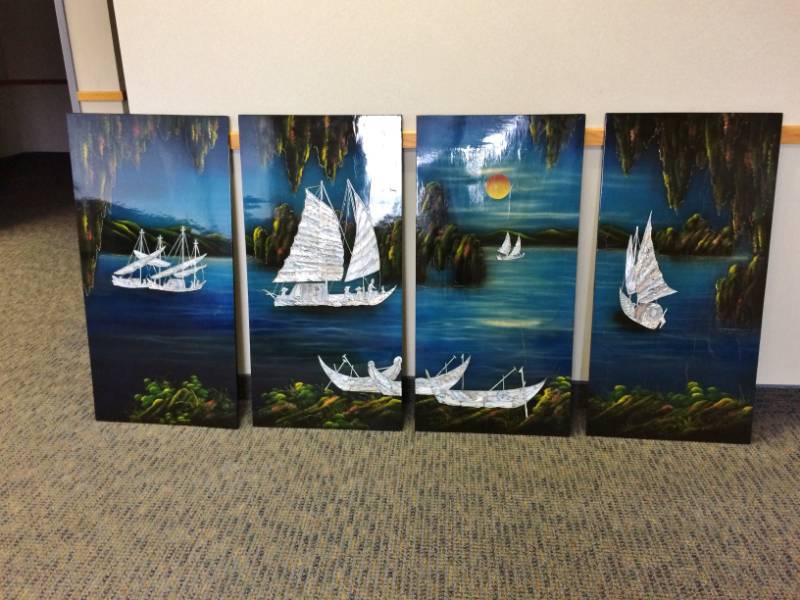 lot 81 image: VINTAGE ASIAN CHINESE PANELS LARGE WALL ART SCULPTURE FEATURING SHIPS MADE OF MOTHER OF PEARL (ALL PEARL IS THERE AND INTACT) - VERY NICE CONDITION BUT SOME PANELS HAVE CRACKING OF THE BLUE BACKGROUND