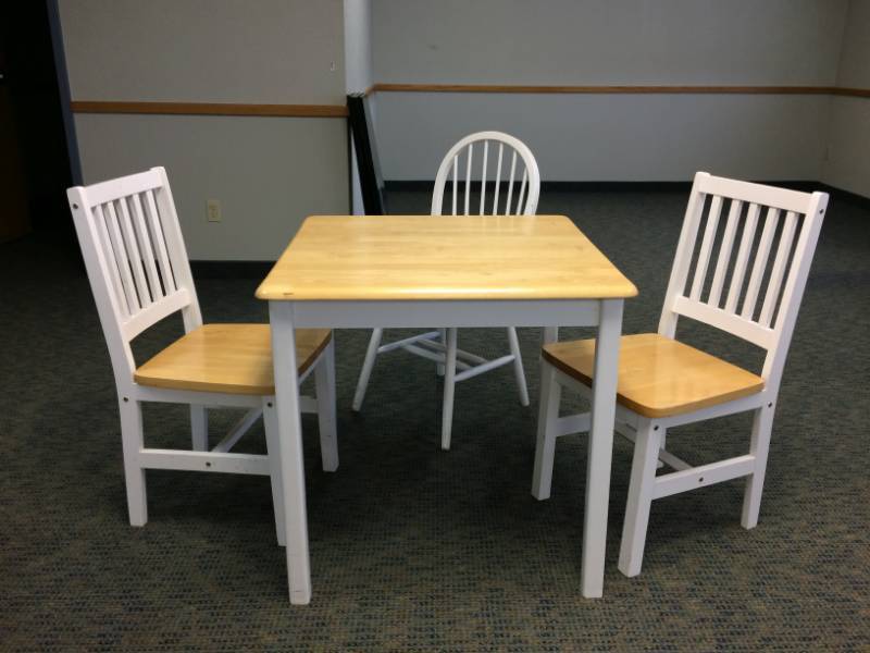 lot 24 image: OAK KITCHEN TABLE AND THREE CHAIRS, GREAT CONDITION