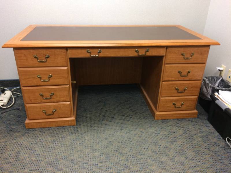 Sauder Heritage Hill Executive Desk W Inlay Top Excellent