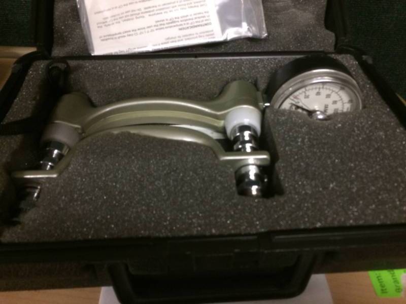lot 43 image: JAMAR TECHNOLOGIES HYDRAULIC HAND DYNAMOMETER FOR GRIP STRENGTH TRAINING 5030J1