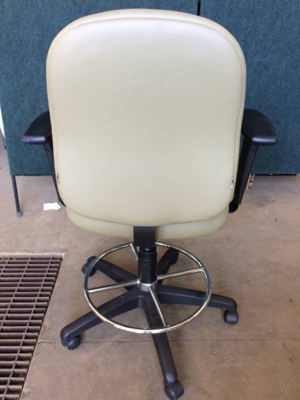 lot 60 image: SITONIT SEATING TR2 TASK BASICS UPHOLSTERED CHAIR GOOD CONDITION - SEATS HAVE WEAR