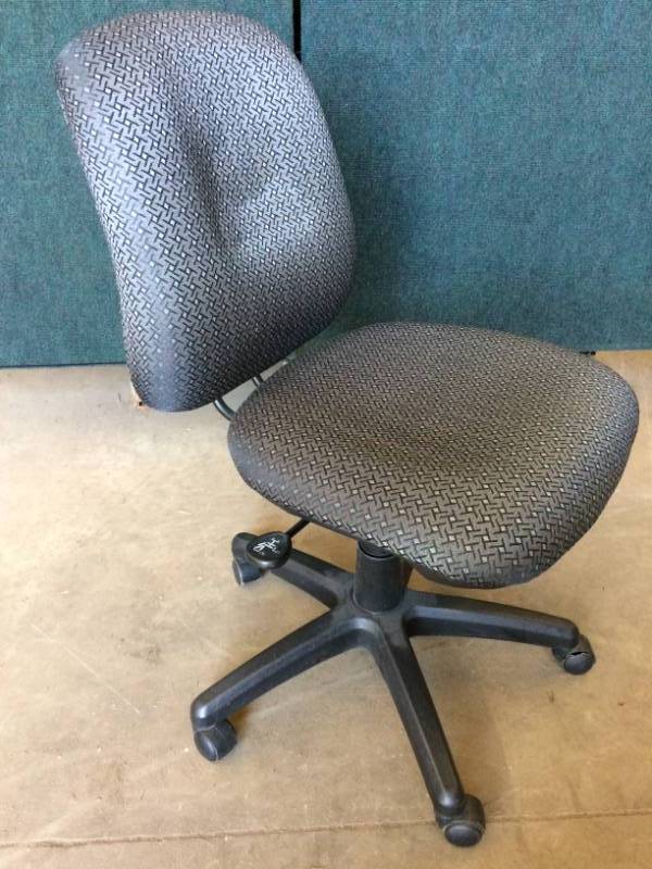 lot 62 image: CORPORATE EXPRESS INC ADJUSTABLE CLOTH OFFICE CHAIR GOOD CONDITION