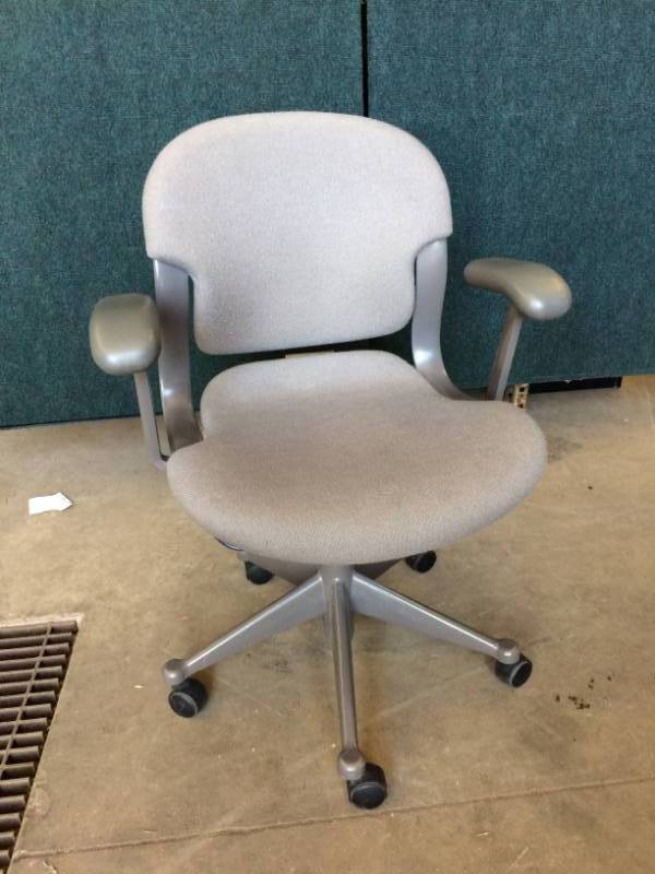 lot 63 image: ADJUSTABLE CLOTH OPEN ARM OFFICE CHAIR GOOD CONDITION