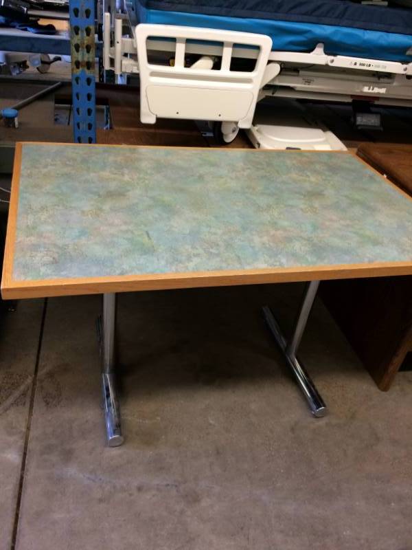 lot 67 image: CAFETERIA STYLE DINING TABLE GREAT CONDITION