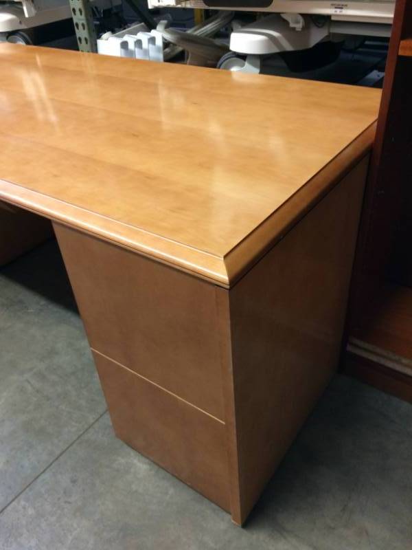 lot 71 image: HIGH QUALITY OFS (FIRSTOFFICE.COM) GORGEOUS LARGE WOOD EXECUTIVE &nbsp5 DRAWER DESK WITH SLIDE OUT MIDDLE DRAWER -STUNNING CONDITION