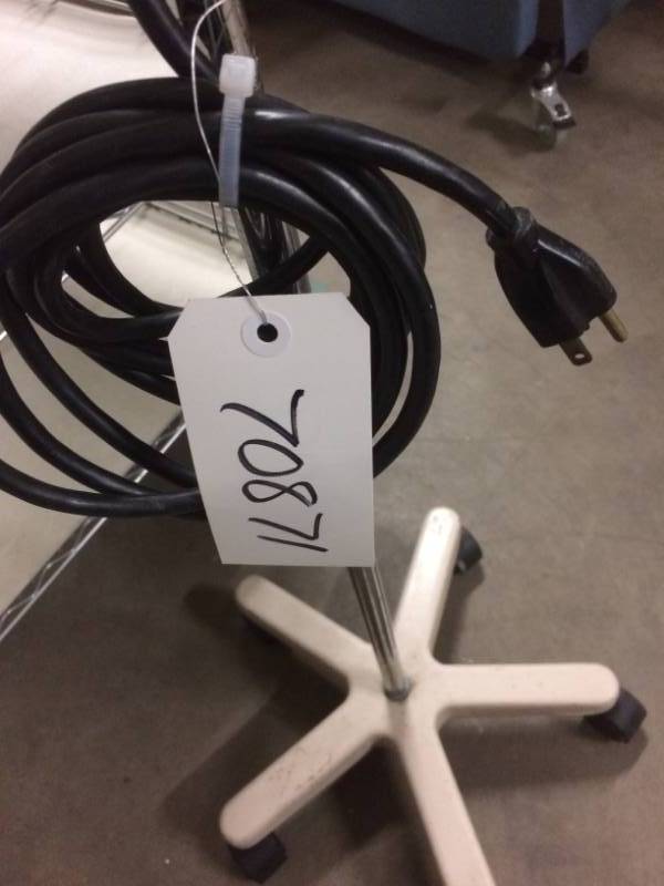 lot 25 image: Mobile 5 Roller Medical Exam Light