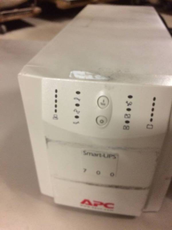 lot 33 image: APC Smart-UPS 700 Power Conditioner UPS Battery System
