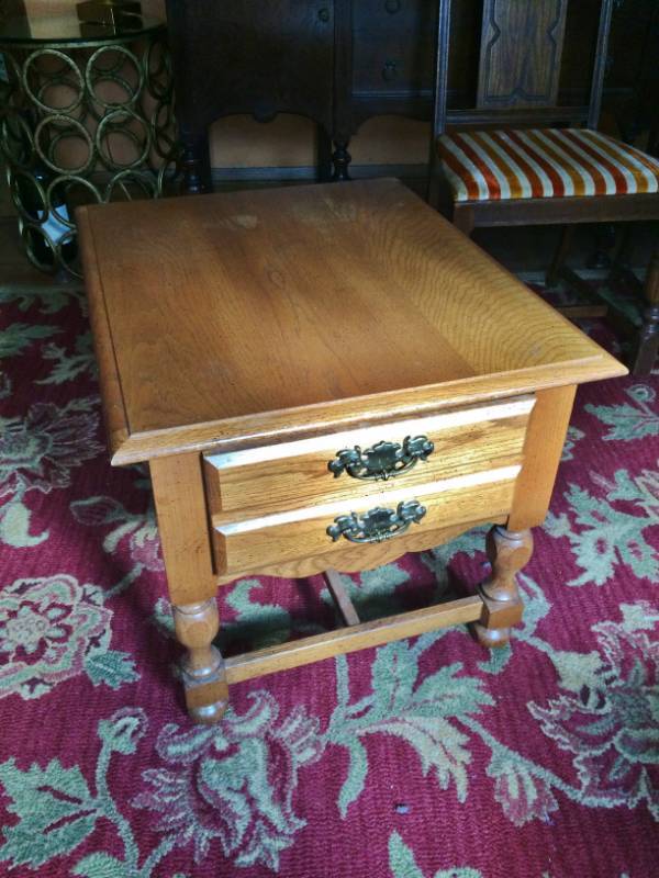 High Quality Vintage Broyhill Oak End Table Side Nightstand Wooden