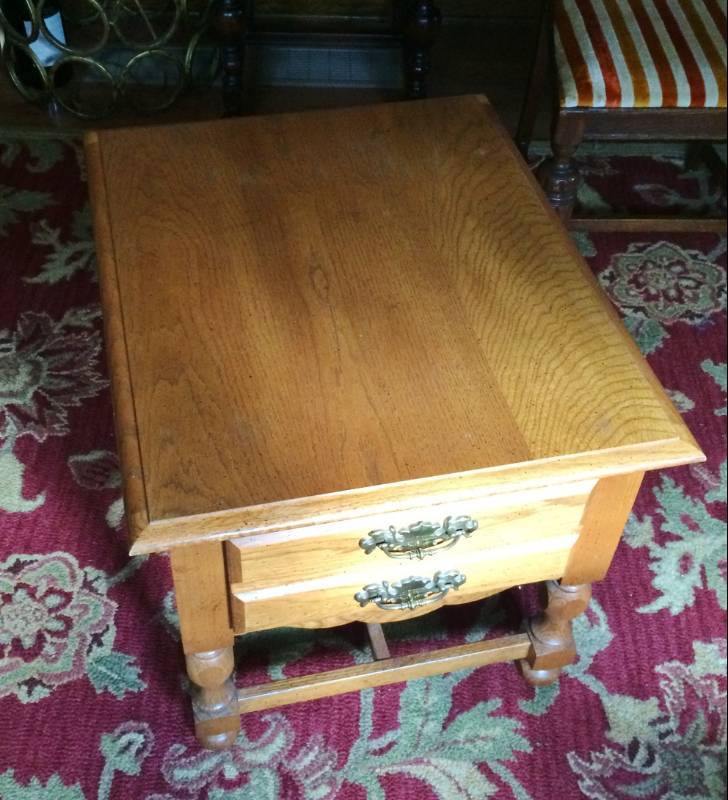 lot 13 image: High Quality Vintage&nbspBroyhill Oak End Table Side Nightstand Wooden W Drawer USA - Light wear on table top.