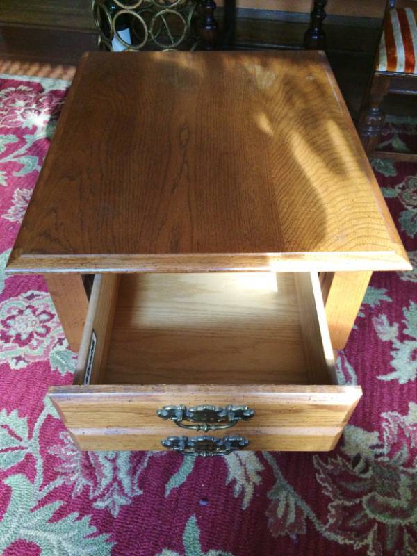 lot 14 image: High Quality Vintage&nbspBroyhill Oak End Table Side Nightstand Wooden W Drawer USA - Great Condition