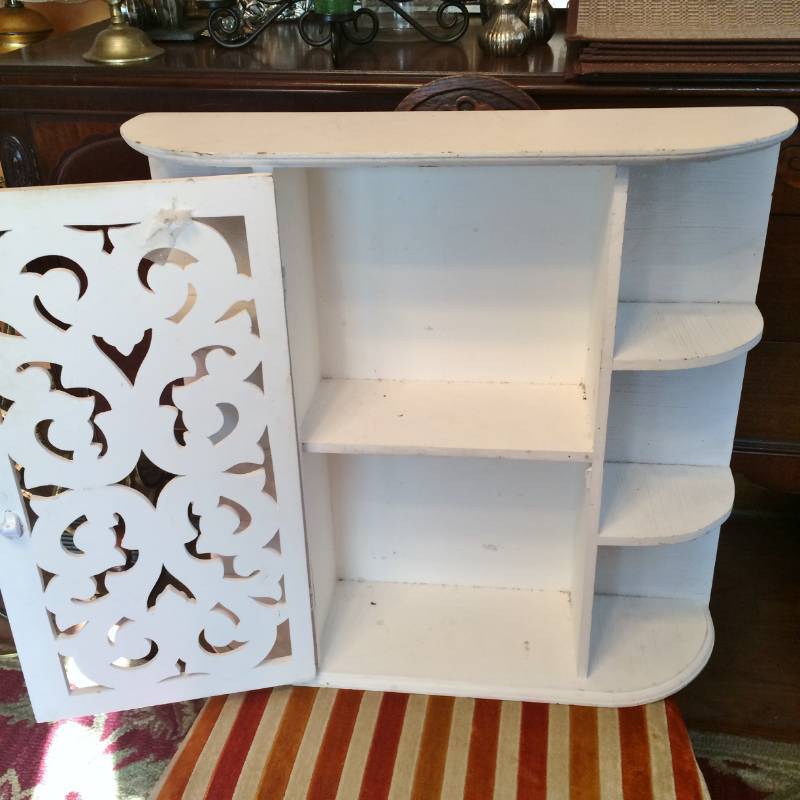 lot 6 image: Vintage White Washed Curio Cabinet - Nice Condition