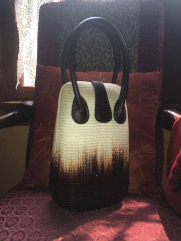 lot 10 image: Expensive Handmade In Ecuador Fashion Handbag Purse - Never Used - Like New 