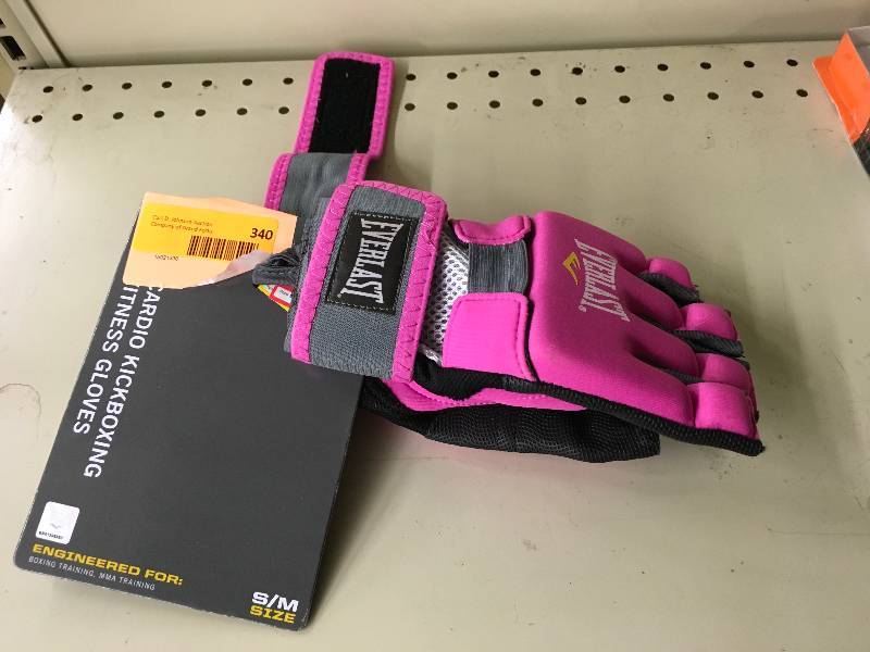 lot 340 image: Everlast MMABoxing Training Gloves, SM