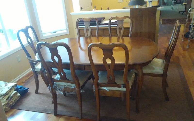 lot 1 image: Ethan Allen Dining Set 66x44