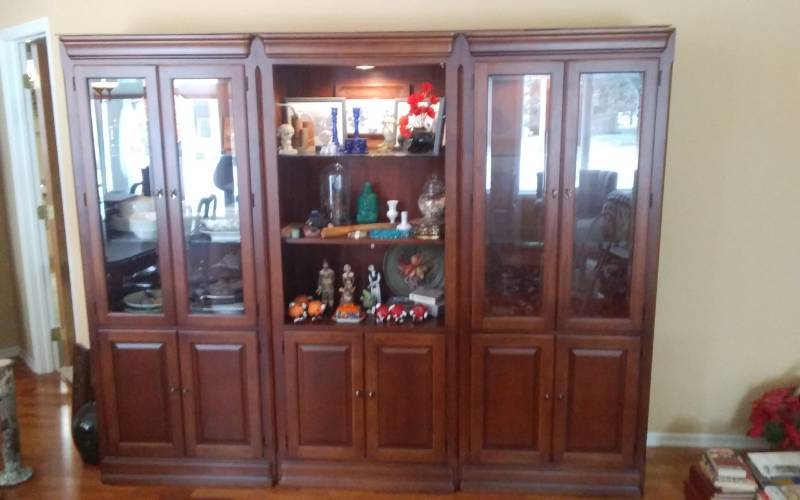 lot 4 image: 3-Piece Lighted Display Shelving Units 32x17x77 (Thomasville Impressions)