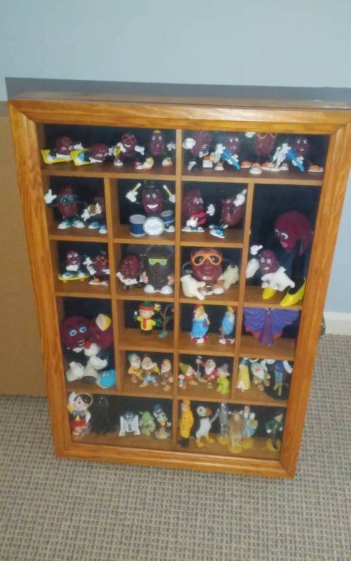 lot 14 image: Shadow Box 18x26x4 (Full Of CollectiblesMiniatures)
