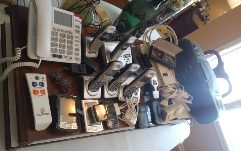 lot 21 image: Large Lot Of Telephones & Electronics