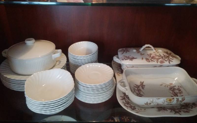 lot 24 image: Limoges, Johnson Bros (England) Dishes and Casseroles